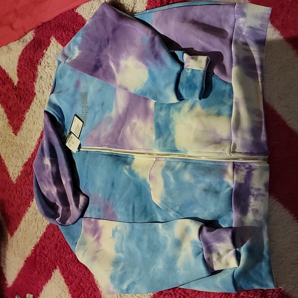 Ladies sweatshirt.